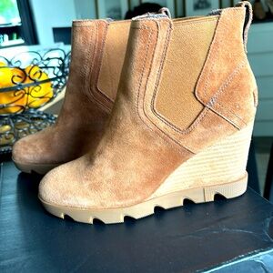 Like new w/box Sorel Joan Uptown Chelsea bootie in Velvet Tan sz 8.5